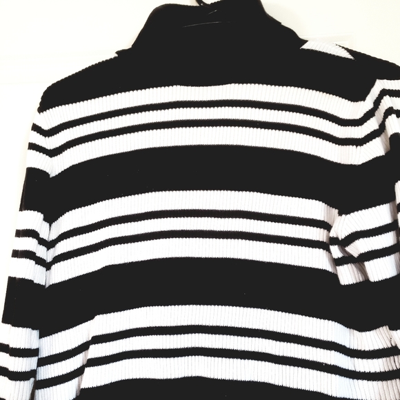 #Sweater turtleneck striped black and white 🧶 🦓 - Picture 2 of 6